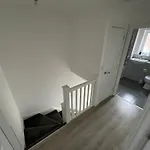 Modern Room With Huge Bed - Walk To City Centre!