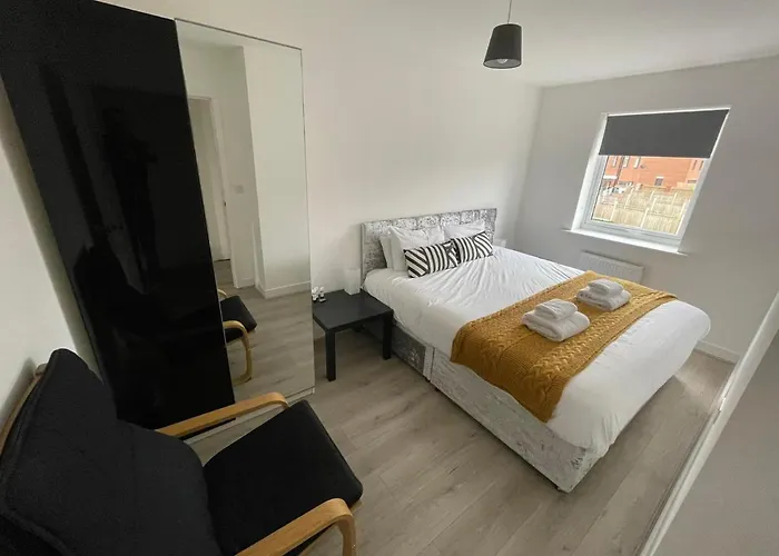 Modern Room With Huge Bed - Walk To City Centre!