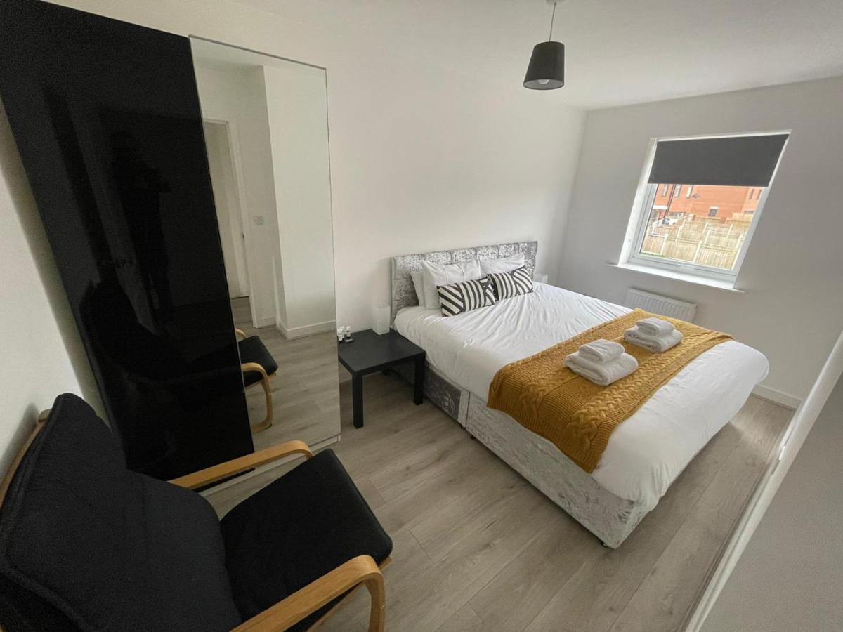 Modern With Huge Bed - Walk To Centre!